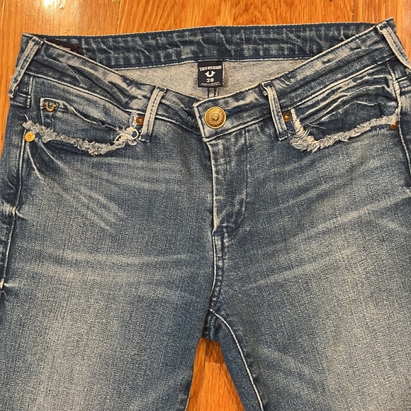 TRUE RELIGION STRAIGHT CROPPED WITH A RAW EDGE HEM WITH GOLDEN STUDS ABOVE. - Picture 3 of 6